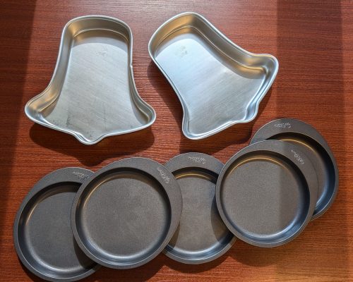circle and bell pans